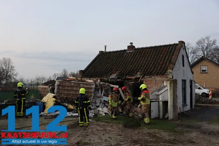 Bewoner Bart aangeslagen nadat tractor zijn woning ramt: ‘Vanbuiten een Eftelinghuisje, maar vanbinnen zeer modern’ 8 Bewoner Bart aangeslagen nadat tractor zijn woning ramt: ‘Vanbuiten een Eftelinghuisje, maar vanbinnen zeer modern’ 112 De Langstraat
