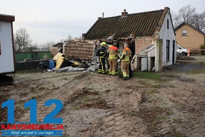 Bewoner Bart aangeslagen nadat tractor zijn woning ramt: ‘Vanbuiten een Eftelinghuisje, maar vanbinnen zeer modern’ 9 Bewoner Bart aangeslagen nadat tractor zijn woning ramt: ‘Vanbuiten een Eftelinghuisje, maar vanbinnen zeer modern’ 112 De Langstraat