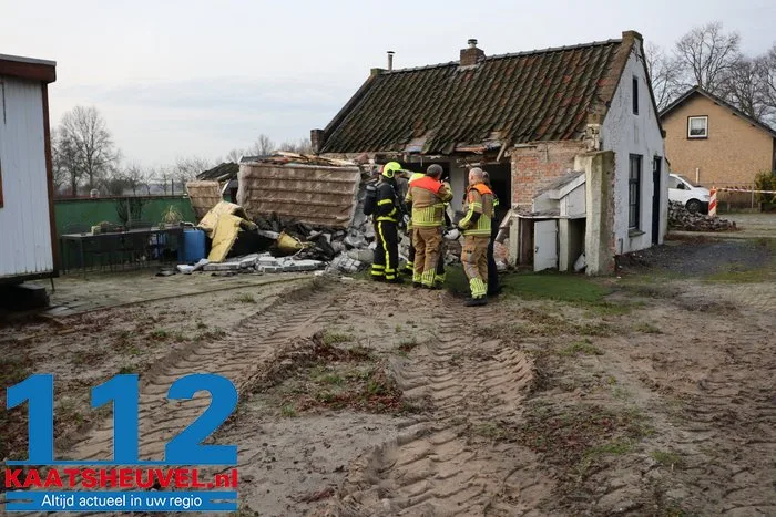 Bewoner Bart aangeslagen nadat tractor zijn woning ramt: ‘Vanbuiten een Eftelinghuisje, maar vanbinnen zeer modern’ 10 Bewoner Bart aangeslagen nadat tractor zijn woning ramt: ‘Vanbuiten een Eftelinghuisje, maar vanbinnen zeer modern’ 112 De Langstraat