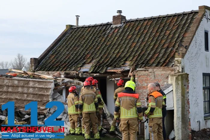 Bewoner Bart aangeslagen nadat tractor zijn woning ramt: ‘Vanbuiten een Eftelinghuisje, maar vanbinnen zeer modern’ 12 Bewoner Bart aangeslagen nadat tractor zijn woning ramt: ‘Vanbuiten een Eftelinghuisje, maar vanbinnen zeer modern’ 112 De Langstraat
