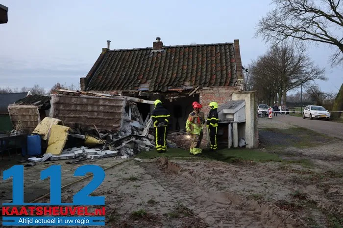 Bewoner Bart aangeslagen nadat tractor zijn woning ramt: ‘Vanbuiten een Eftelinghuisje, maar vanbinnen zeer modern’ 16 Bewoner Bart aangeslagen nadat tractor zijn woning ramt: ‘Vanbuiten een Eftelinghuisje, maar vanbinnen zeer modern’ 112 De Langstraat