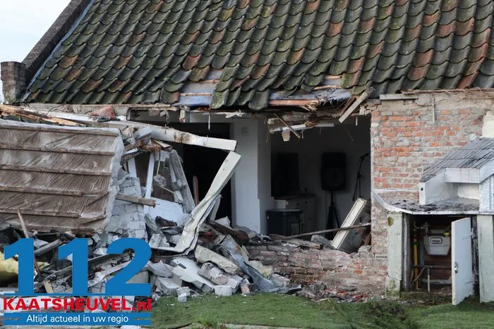 Bewoner Bart aangeslagen nadat tractor zijn woning ramt: ‘Vanbuiten een Eftelinghuisje, maar vanbinnen zeer modern’ 17 Bewoner Bart aangeslagen nadat tractor zijn woning ramt: ‘Vanbuiten een Eftelinghuisje, maar vanbinnen zeer modern’ 112 De Langstraat
