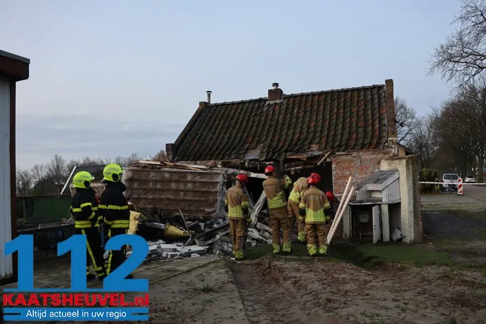 Bewoner Bart aangeslagen nadat tractor zijn woning ramt: ‘Vanbuiten een Eftelinghuisje, maar vanbinnen zeer modern’ 18 Bewoner Bart aangeslagen nadat tractor zijn woning ramt: ‘Vanbuiten een Eftelinghuisje, maar vanbinnen zeer modern’ 112 De Langstraat