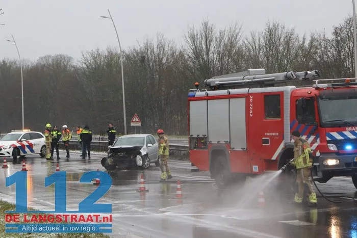 Auto knalt frontaal de vangrail in Midden-Brabantweg Kaatsheuvel 6 Auto knalt frontaal de vangrail in Midden-Brabantweg Kaatsheuvel 112 De Langstraat