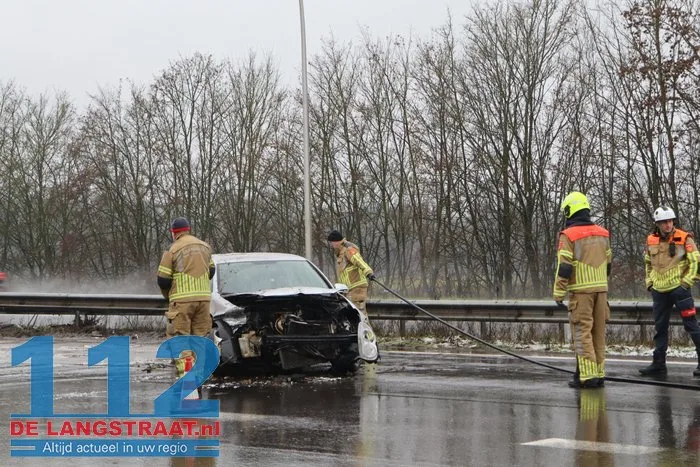 Auto knalt frontaal de vangrail in Midden-Brabantweg Kaatsheuvel 11 Auto knalt frontaal de vangrail in Midden-Brabantweg Kaatsheuvel 112 De Langstraat