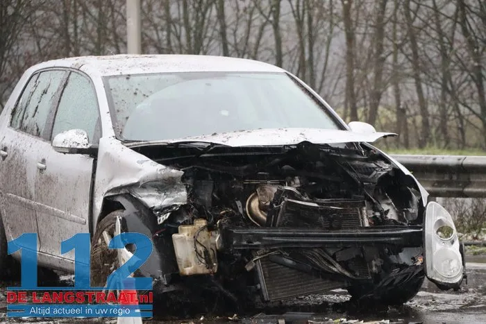 Auto knalt frontaal de vangrail in Midden-Brabantweg Kaatsheuvel 12 Auto knalt frontaal de vangrail in Midden-Brabantweg Kaatsheuvel 112 De Langstraat