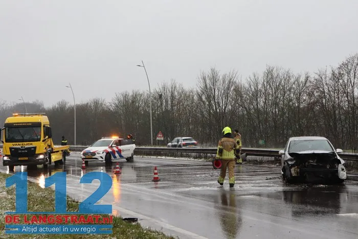 Auto knalt frontaal de vangrail in Midden-Brabantweg Kaatsheuvel 13 Auto knalt frontaal de vangrail in Midden-Brabantweg Kaatsheuvel 112 De Langstraat