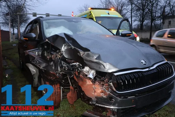 Man rijdt onder invloed lantaarnpaal uit de grond vlak bij Efteling 5 Man rijdt onder invloed lantaarnpaal uit de grond vlak bij Efteling 112 De Langstraat