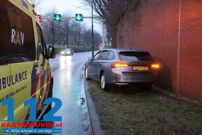 Man rijdt onder invloed lantaarnpaal uit de grond vlak bij Efteling 13 Man rijdt onder invloed lantaarnpaal uit de grond vlak bij Efteling 112 De Langstraat