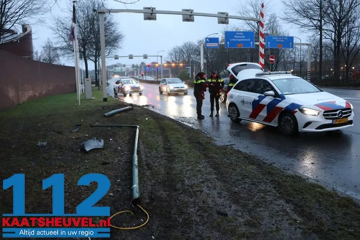 Man rijdt onder invloed lantaarnpaal uit de grond vlak bij Efteling 14 Man rijdt onder invloed lantaarnpaal uit de grond vlak bij Efteling 112 De Langstraat