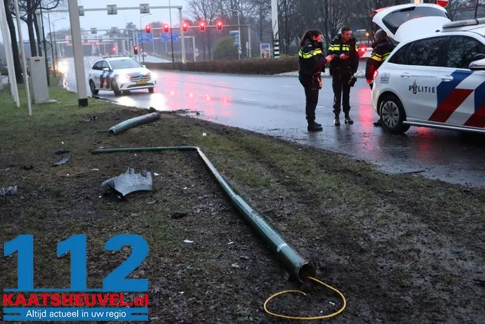 Man rijdt onder invloed lantaarnpaal uit de grond vlak bij Efteling 15 Man rijdt onder invloed lantaarnpaal uit de grond vlak bij Efteling 112 De Langstraat