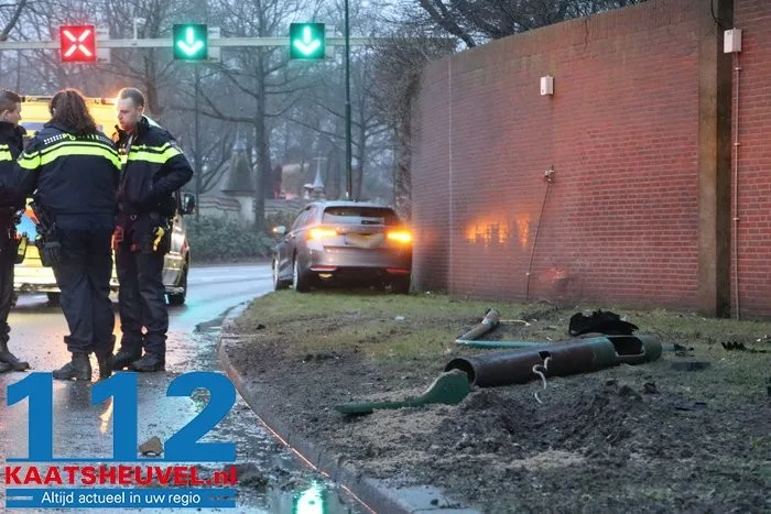 Man rijdt onder invloed lantaarnpaal uit de grond vlak bij Efteling 16 Man rijdt onder invloed lantaarnpaal uit de grond vlak bij Efteling 112 De Langstraat