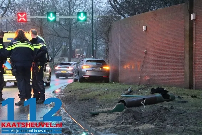 Man rijdt onder invloed lantaarnpaal uit de grond vlak bij Efteling 17 Man rijdt onder invloed lantaarnpaal uit de grond vlak bij Efteling 112 De Langstraat