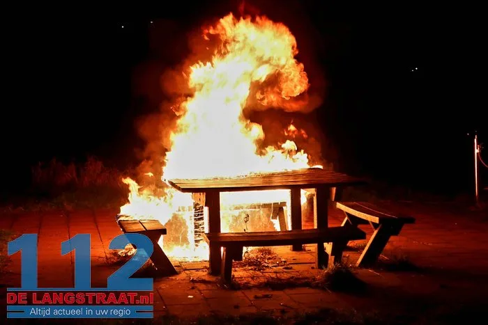 Picknicktafel in brand gestoken Halve Zolenpad Waalwijk 1 Picknicktafel in brand gestoken Halve Zolenpad Waalwijk 112 De Langstraat