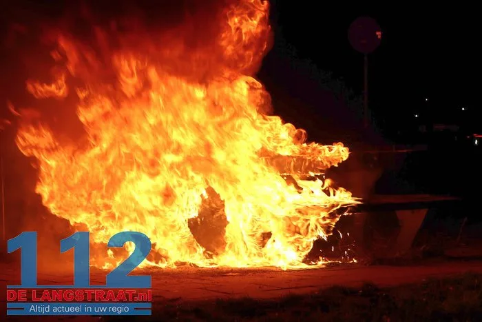 Picknicktafel in brand gestoken Halve Zolenpad Waalwijk 4 Picknicktafel in brand gestoken Halve Zolenpad Waalwijk 112 De Langstraat