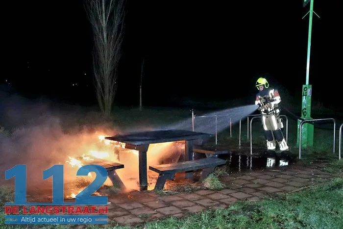 Picknicktafel in brand gestoken Halve Zolenpad Waalwijk 13 Picknicktafel in brand gestoken Halve Zolenpad Waalwijk 112 De Langstraat