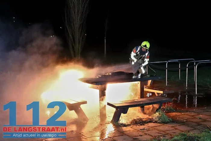 Picknicktafel in brand gestoken Halve Zolenpad Waalwijk 14 Picknicktafel in brand gestoken Halve Zolenpad Waalwijk 112 De Langstraat