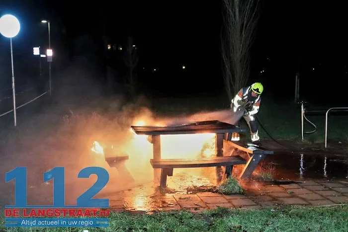 Picknicktafel in brand gestoken Halve Zolenpad Waalwijk 15 Picknicktafel in brand gestoken Halve Zolenpad Waalwijk 112 De Langstraat