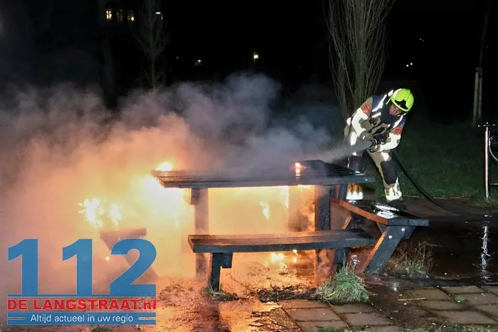 Picknicktafel in brand gestoken Halve Zolenpad Waalwijk 16 Picknicktafel in brand gestoken Halve Zolenpad Waalwijk 112 De Langstraat