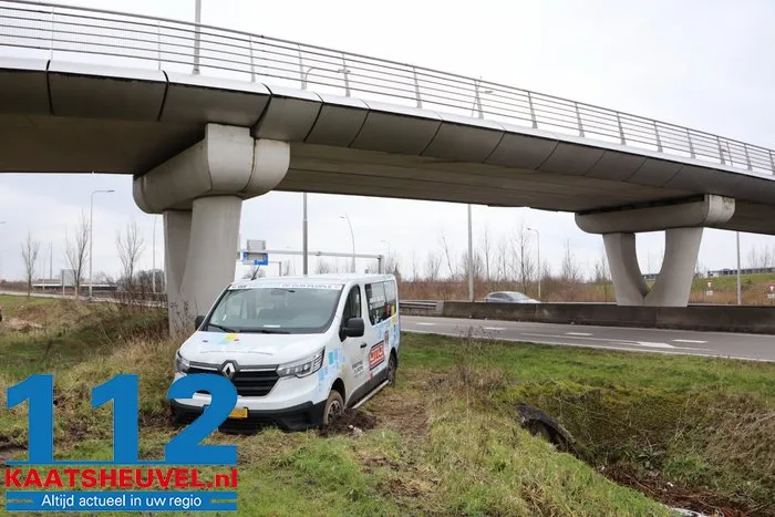 Bestelbus neemt verkeerde afslag en komt in berm terecht bij Waalwijk 1 Bestelbus neemt verkeerde afslag en komt in berm terecht bij Waalwijk 112 De Langstraat