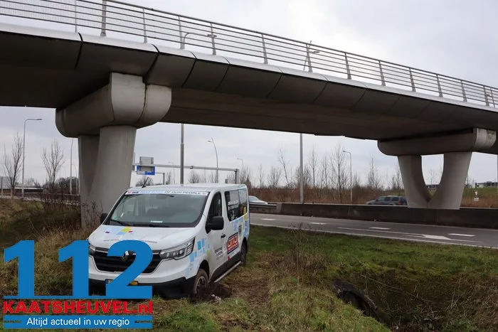 Bestelbus neemt verkeerde afslag en komt in berm terecht bij Waalwijk 2 Bestelbus neemt verkeerde afslag en komt in berm terecht bij Waalwijk 112 De Langstraat