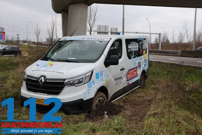 Bestelbus neemt verkeerde afslag en komt in berm terecht bij Waalwijk 3 Bestelbus neemt verkeerde afslag en komt in berm terecht bij Waalwijk 112 De Langstraat