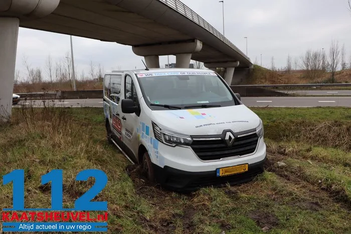 Bestelbus neemt verkeerde afslag en komt in berm terecht bij Waalwijk 4 Bestelbus neemt verkeerde afslag en komt in berm terecht bij Waalwijk 112 De Langstraat