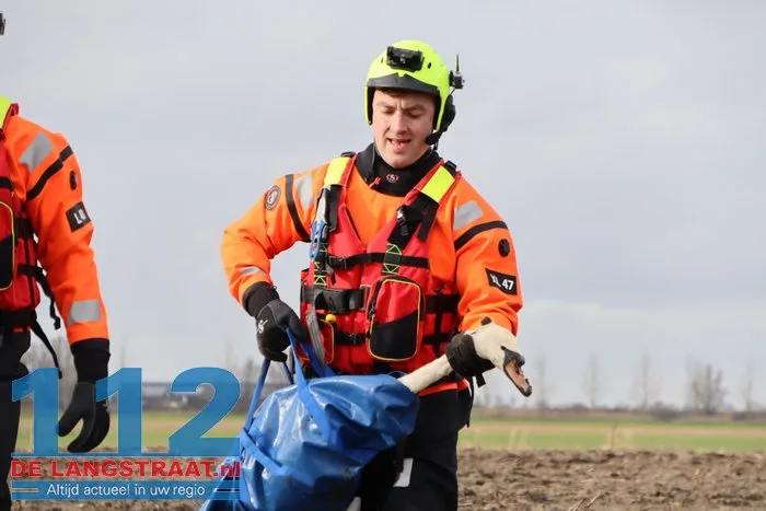Gewonde zwanen zitten vast in de modder, brandweer schiet te hulp 15 Gewonde zwanen zitten vast in de modder, brandweer schiet te hulp 112 De Langstraat