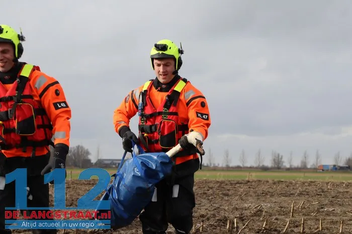Gewonde zwanen zitten vast in de modder, brandweer schiet te hulp 16 Gewonde zwanen zitten vast in de modder, brandweer schiet te hulp 112 De Langstraat