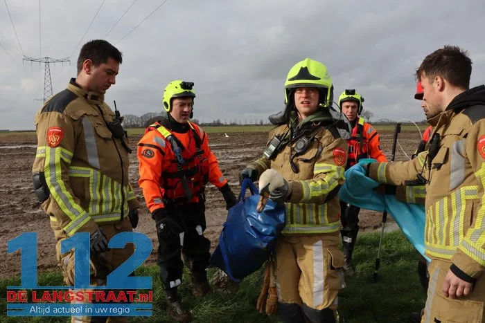 Gewonde zwanen zitten vast in de modder, brandweer schiet te hulp 19 Gewonde zwanen zitten vast in de modder, brandweer schiet te hulp 112 De Langstraat