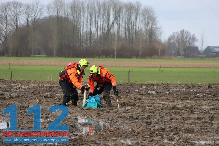 Gewonde zwanen zitten vast in de modder, brandweer schiet te hulp 22 Gewonde zwanen zitten vast in de modder, brandweer schiet te hulp 112 De Langstraat