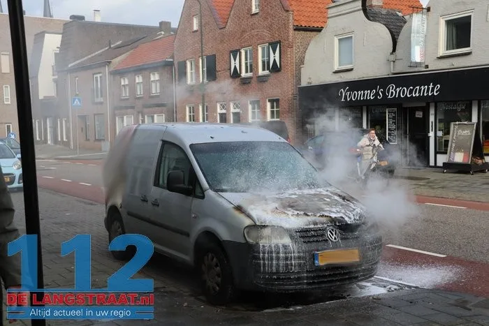 Kortsluiting leidt tot autobrand in Kaatsheuvel 1 Kortsluiting leidt tot autobrand in Kaatsheuvel 112 De Langstraat