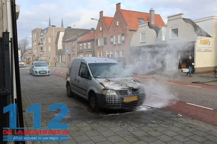 Kortsluiting leidt tot autobrand in Kaatsheuvel 2 Kortsluiting leidt tot autobrand in Kaatsheuvel 112 De Langstraat