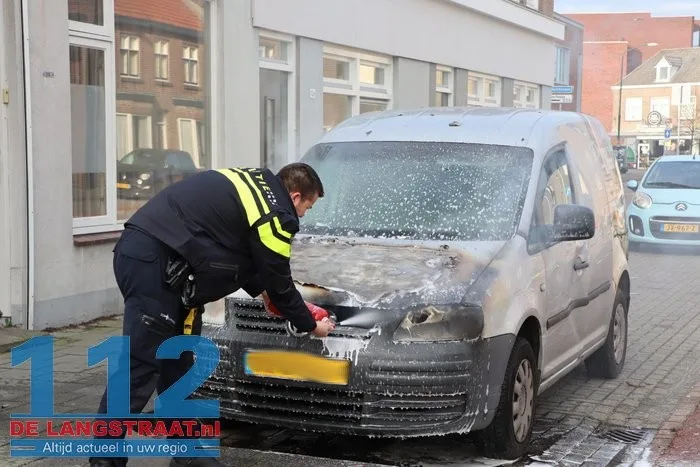 Kortsluiting leidt tot autobrand in Kaatsheuvel 4 Kortsluiting leidt tot autobrand in Kaatsheuvel 112 De Langstraat