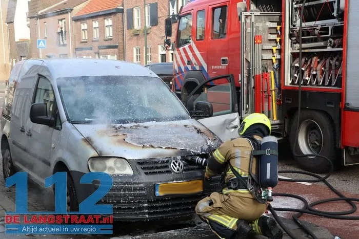 Kortsluiting leidt tot autobrand in Kaatsheuvel 13 Kortsluiting leidt tot autobrand in Kaatsheuvel 112 De Langstraat