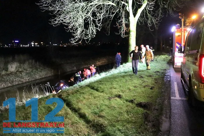 Vrouw met auto in sloot na eenzijdig ongeval op Winterdijk in Sprang-Capelle 112 De Langstraat