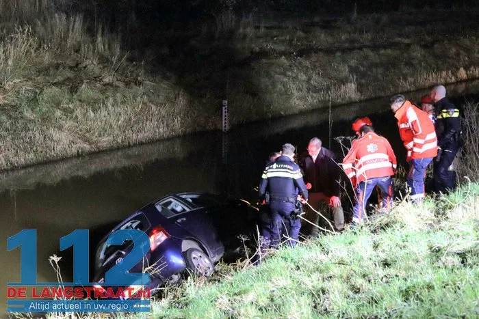 Vrouw met auto in sloot na eenzijdig ongeval op Winterdijk in Sprang-Capelle 112 De Langstraat