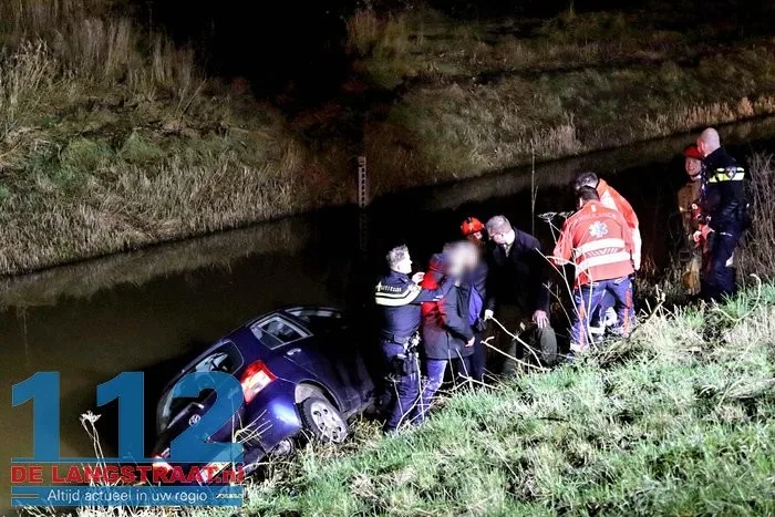 Vrouw met auto in sloot na eenzijdig ongeval op Winterdijk in Sprang-Capelle 112 De Langstraat