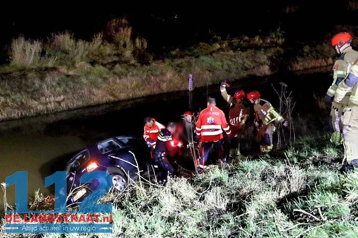 Vrouw met auto in sloot na eenzijdig ongeval op Winterdijk in Sprang-Capelle 112 De Langstraat