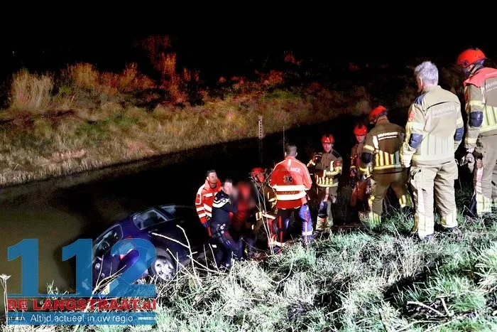 Vrouw met auto in sloot na eenzijdig ongeval op Winterdijk in Sprang-Capelle 112 De Langstraat