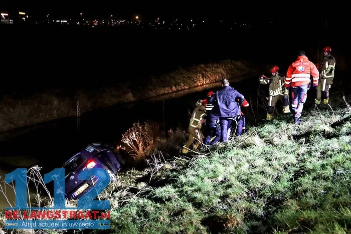 Vrouw met auto in sloot na eenzijdig ongeval op Winterdijk in Sprang-Capelle 112 De Langstraat
