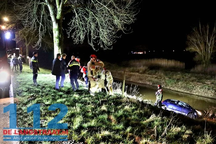 Vrouw met auto in sloot na eenzijdig ongeval op Winterdijk in Sprang-Capelle 112 De Langstraat