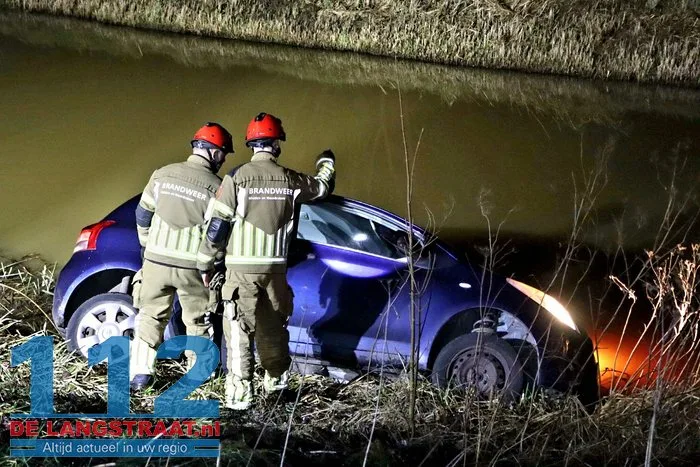 Vrouw met auto in sloot na eenzijdig ongeval op Winterdijk in Sprang-Capelle 112 De Langstraat