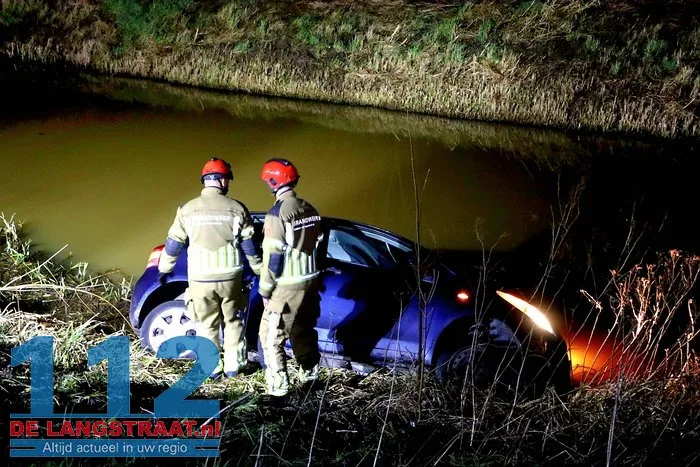Vrouw met auto in sloot na eenzijdig ongeval op Winterdijk in Sprang-Capelle 112 De Langstraat