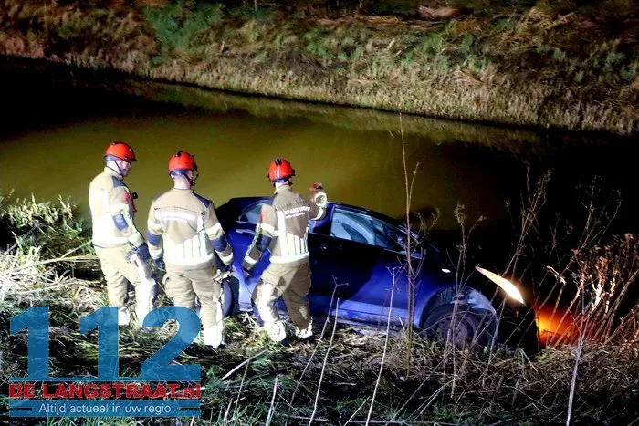 Vrouw met auto in sloot na eenzijdig ongeval op Winterdijk in Sprang-Capelle 112 De Langstraat