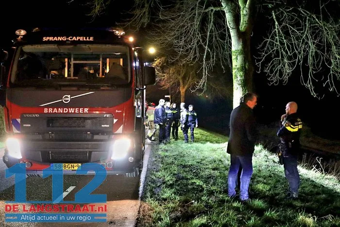 Vrouw met auto in sloot na eenzijdig ongeval op Winterdijk in Sprang-Capelle 112 De Langstraat