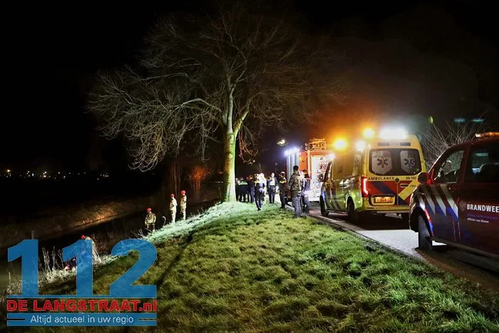 Vrouw met auto in sloot na eenzijdig ongeval op Winterdijk in Sprang-Capelle 112 De Langstraat