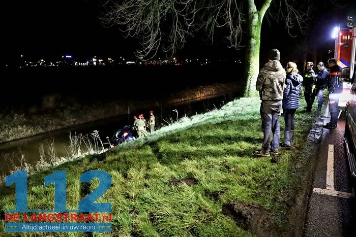 Vrouw met auto in sloot na eenzijdig ongeval op Winterdijk in Sprang-Capelle 112 De Langstraat
