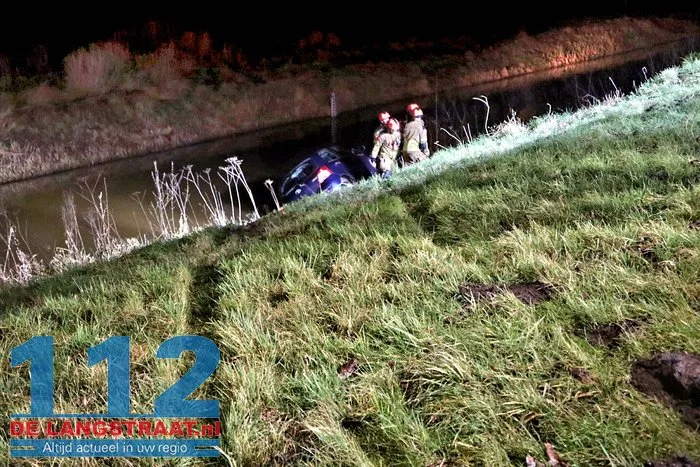 Vrouw met auto in sloot na eenzijdig ongeval op Winterdijk in Sprang-Capelle 112 De Langstraat