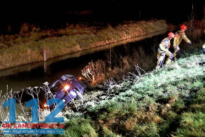Vrouw met auto in sloot na eenzijdig ongeval op Winterdijk in Sprang-Capelle 112 De Langstraat